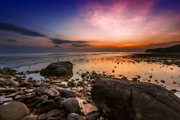 Praia tropical ao pôr do sol. — Fotografia de Stock