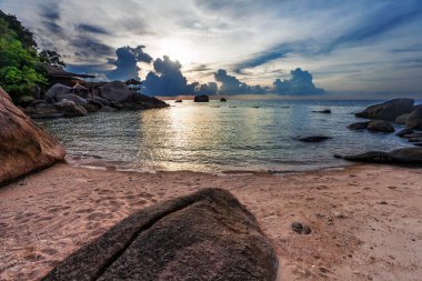 kasvetli tropikal günbatımı.