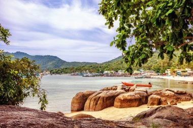 karanlık gökyüzü altında tropik sahil