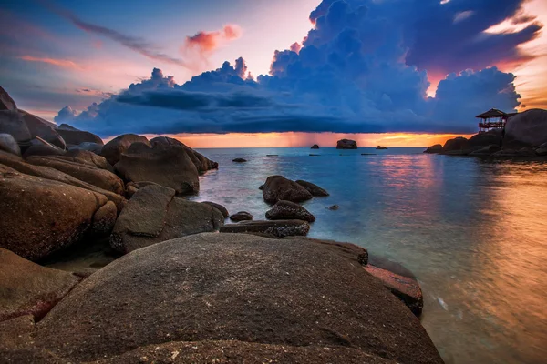 Praia tropical ao pôr do sol. — Fotografia de Stock