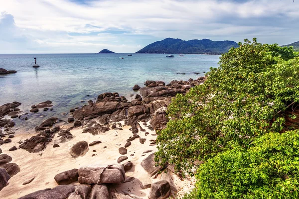 Tropischer Strand unter düsterem Himmel — Stockfoto