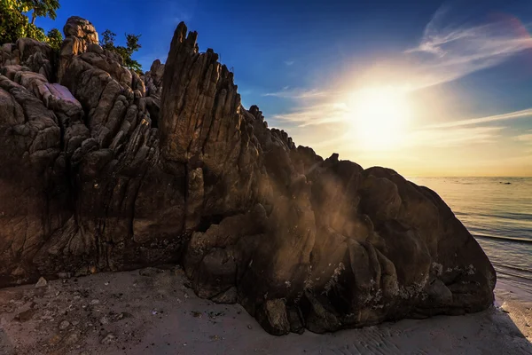 Tropisch strand bij zonsondergang. — Stockfoto