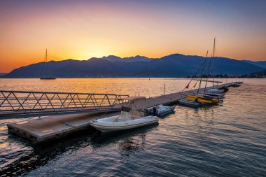 sisli dağlar deniz günbatımı