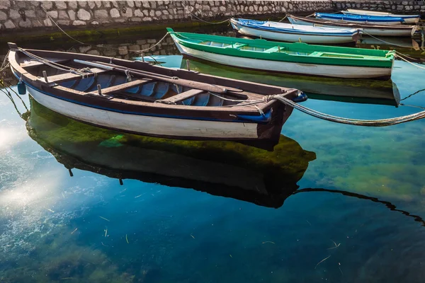 Una pequeña bahía con barcos — Foto de Stock