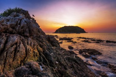 Günbatımında tropik plaj.