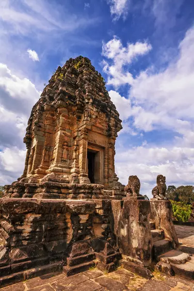 Antiguo templo khmer budista en el complejo Angkor Wat — Foto de Stock