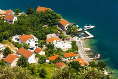 Deniz kenarında küçük bir kasaba manzarası