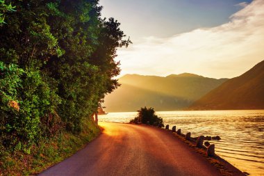 sisli dağlar deniz günbatımı