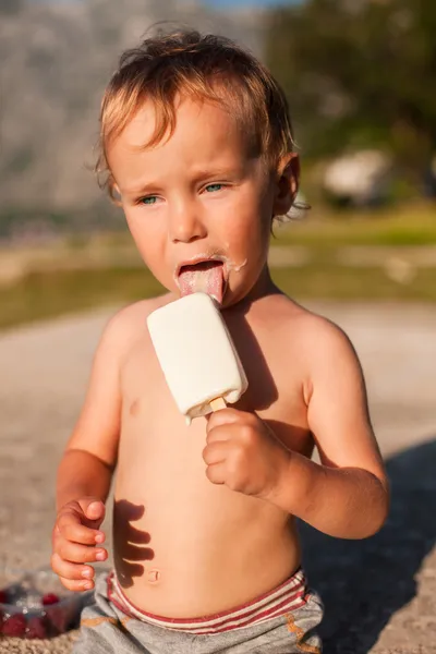 Il bambino mangia il gelato. — Foto Stock