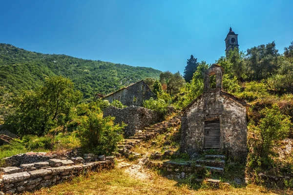 Vista de la antigua iglesia ortodox en Moutains —  Fotos de Stock