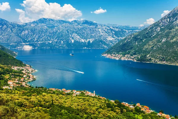 Güzel dağ ve Deniz Manzaralı — Stok fotoğraf