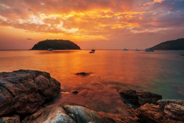 Günbatımında tropik plaj.