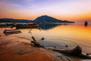 Günbatımında tropik plaj.