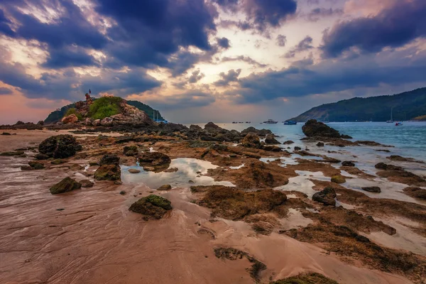 Kasvetli tropikal günbatımı. — Stok fotoğraf