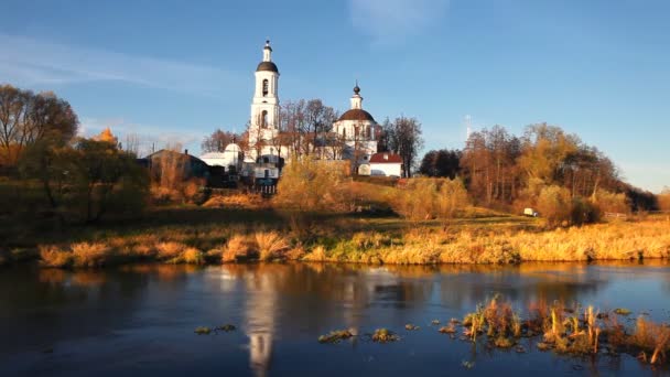 Oude kerk onder de blauwe hemel — Stockvideo