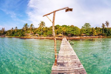 Denizde eski ahşap iskele