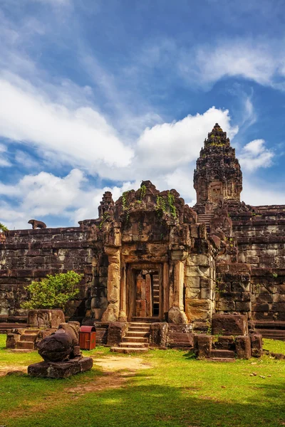 Prastaré buddhistické Khmerská chrám v komplexu angkor wat — Stock fotografie