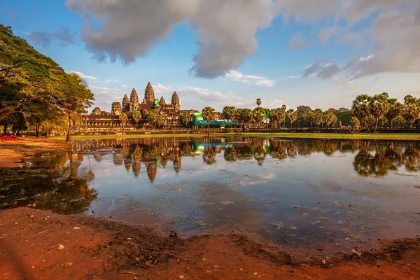 Chrám Angkor wat v západu slunce světlo — Stock fotografie