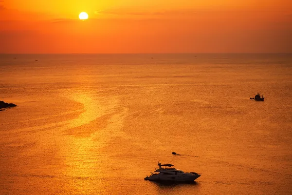 Barco de velocidad sobre un fondo de una hermosa puesta de sol — Foto de Stock