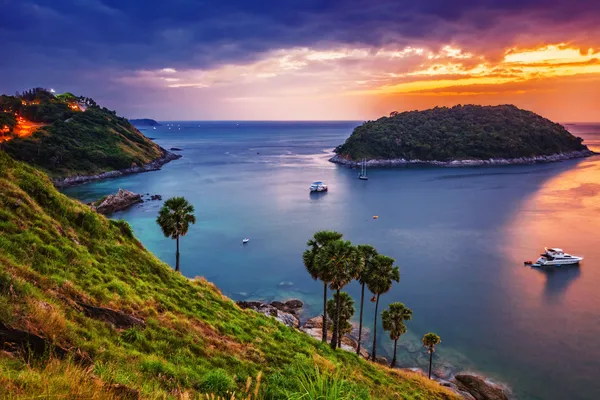 Tropisches Meer bei Sonnenuntergang. — Stockfoto