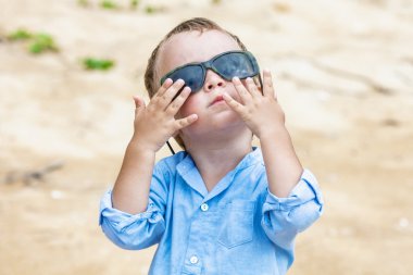 güneş gözlüklü çocuk portresi
