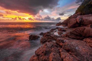 Günbatımında tropik plaj.