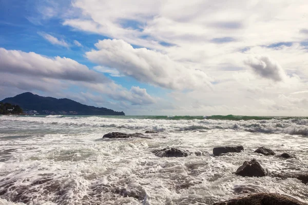 Playa tropical bajo un cielo sombrío — Foto de Stock