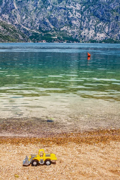 Κίτρινο παιχνίδι τρακτέρ στην παραλία — Φωτογραφία Αρχείου