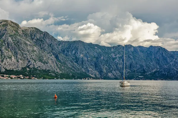 Sea and mountains in bad rainy weather — Stock Photo, Image