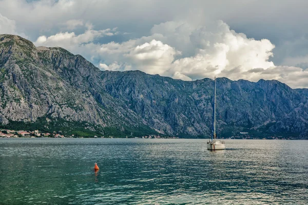 Deniz ve dağlar kötü yağmurlu havada — Stok fotoğraf