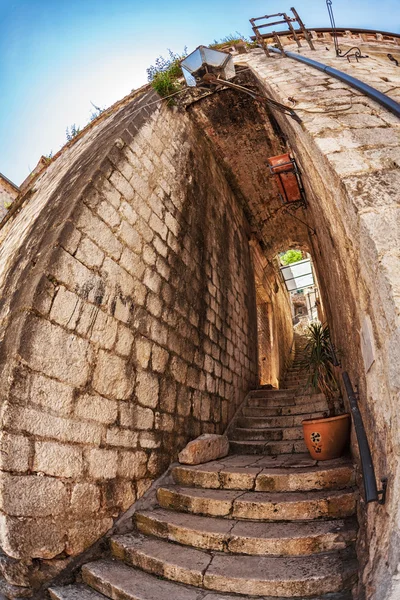 Vis-eye view van de oude stad op hemelachtergrond — Stockfoto