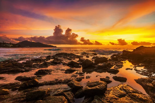 Tropisch strand bij zonsondergang. — Stockfoto