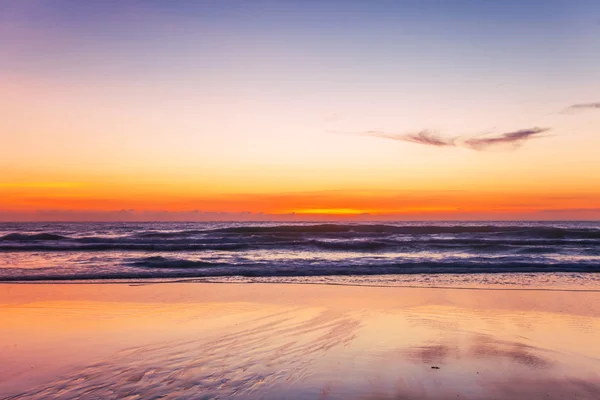 Тропічний пляж на заході сонця . — стокове фото
