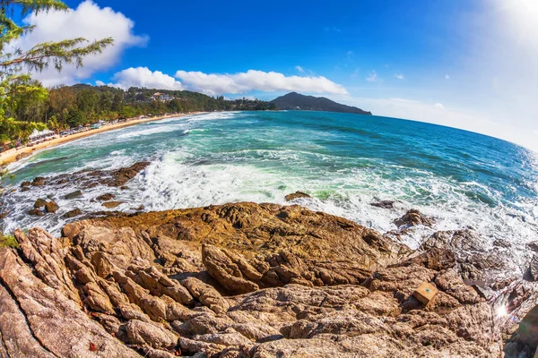 Strand med blå himmel och sol — Stockfoto