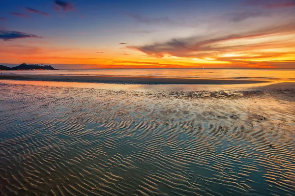 Tropisk strand ved solnedgang. – stockfoto