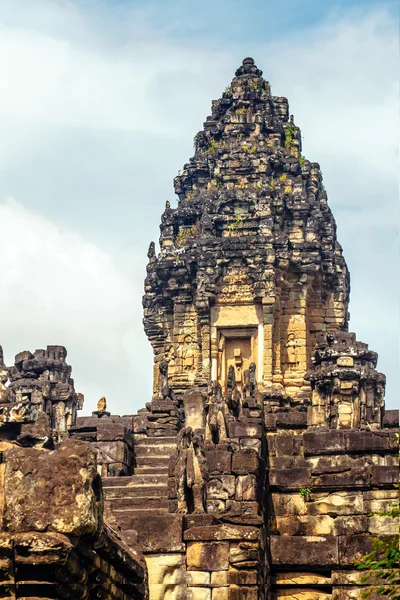 Oude boeddhistische khmer tempel in angkor wat complexe — Stockfoto