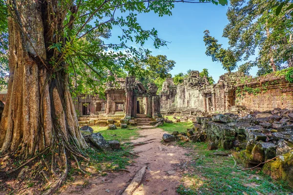 Prastaré buddhistické Khmerská chrám v komplexu angkor wat — Stock fotografie