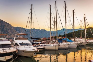 yelkenli tekne Marina gün batımında.