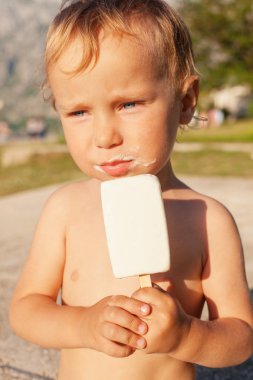 küçük çocuk dondurma yiyor