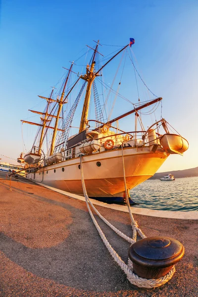 旧帆船在夕阳的光辉 — 图库照片