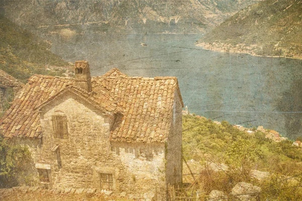 La antigua casa con vistas al mar y a las montañas —  Fotos de Stock