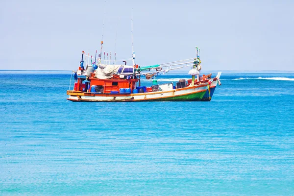 Barco no mar tropical. — Fotografia de Stock