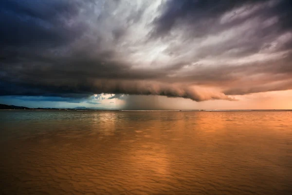 Thunder storm in de tropische zee — Stockfoto