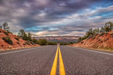 gün batarken zion canyon dan yolda