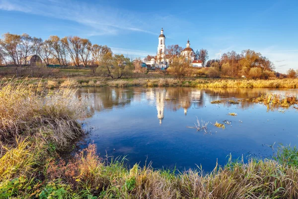 Landschap met rivier en kerk — Stockfoto