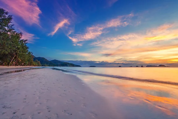 Praia tropical ao pôr do sol. — Fotografia de Stock