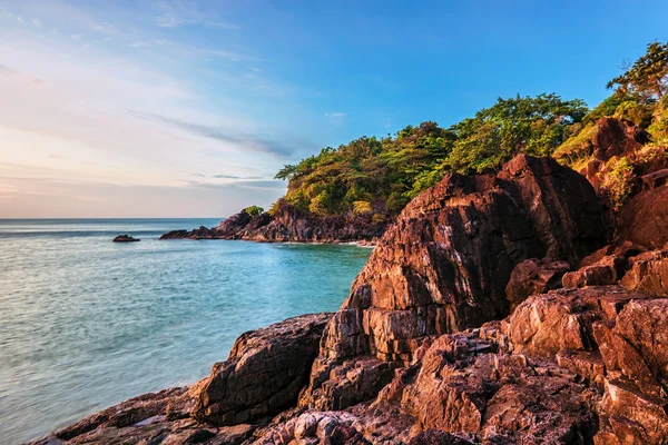 Exotiska tropiska ön under blå himmel. — Stockfoto