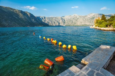 Sahil deniz ve dağ ile