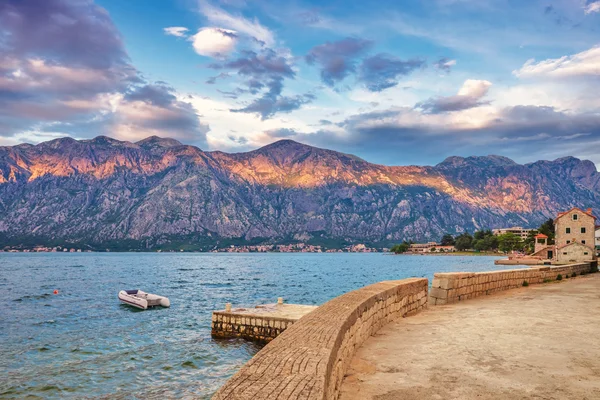 Schöner Blick auf die Berge und das Meer — Stockfoto