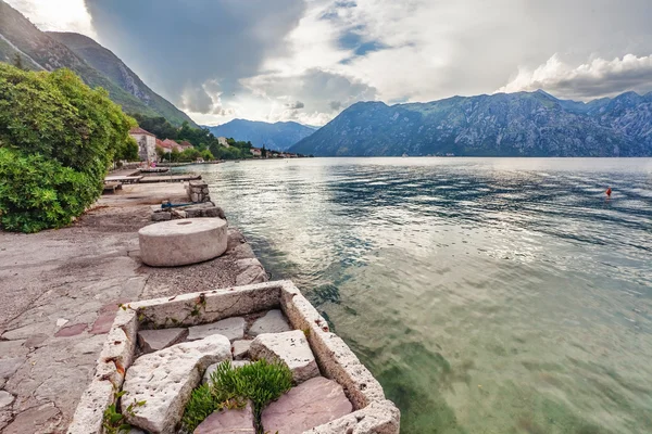 Moře a hory za špatného počasí — Stock fotografie